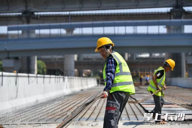 在湘府路快改涉鐵段中鐵二十五局集團(tuán)正組織工人緊張施工